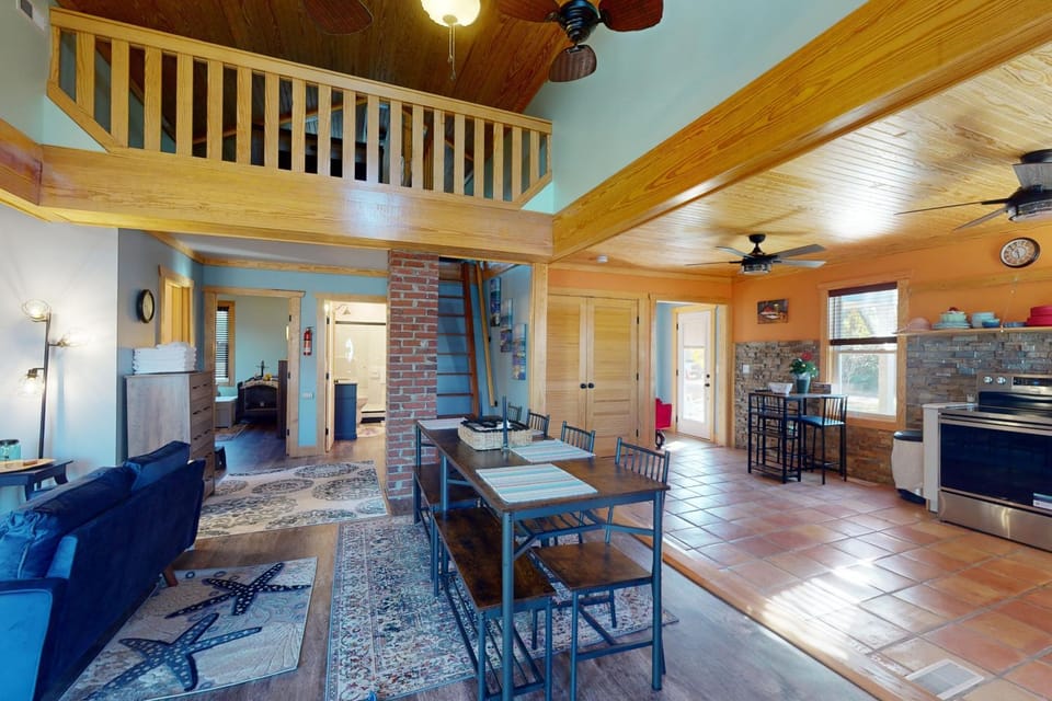 Coastal home with private hot tub and fire-pit, close to local attractions House in Beaufort