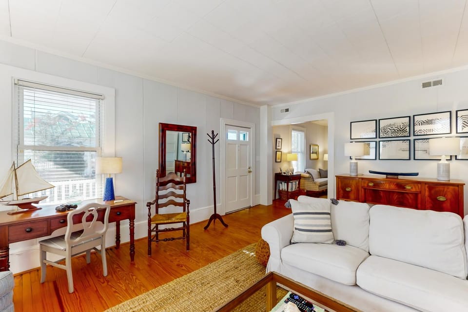 Historic downtown home with porch, backyard & prime location House in Beaufort