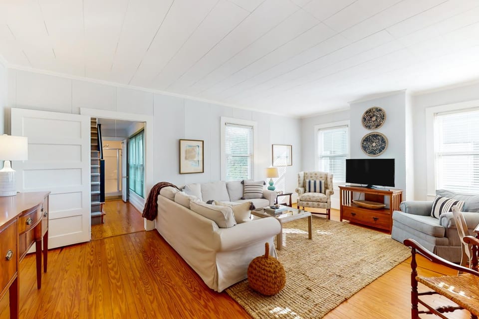 Historic downtown home with porch, backyard & prime location House in Beaufort