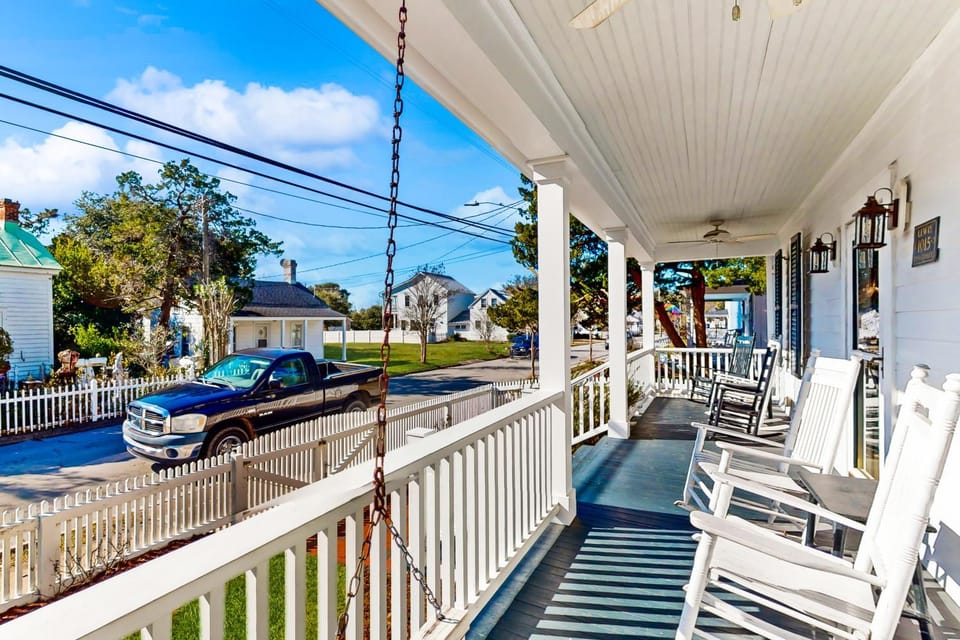Historic downtown home with porch, backyard & prime location House in Beaufort