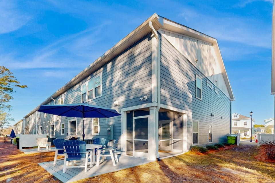 The Gough Coast; 3BR with seasonal pool access & community dock House in Beaufort