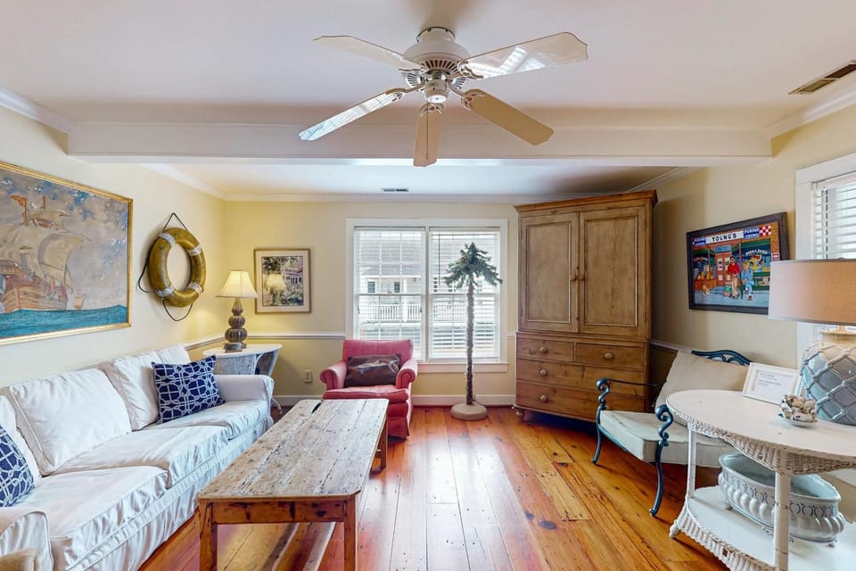 Historic dog-friendly home with Central AC, Gas Grill and Cozy Patio House in Beaufort