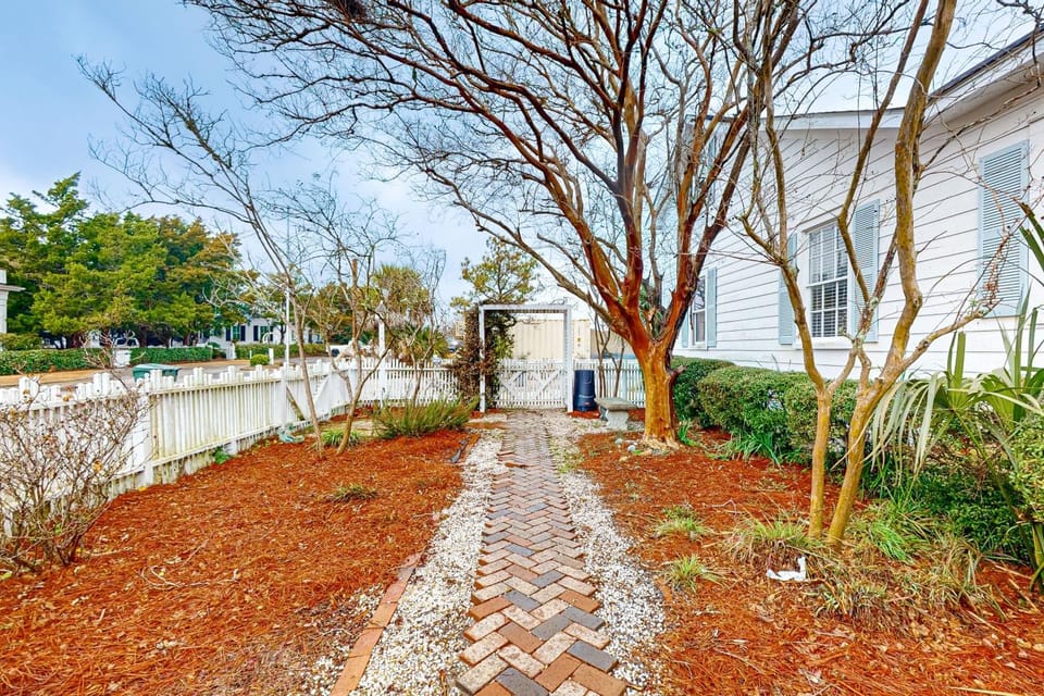 Historic dog-friendly home with Central AC, Gas Grill and Cozy Patio House in Beaufort