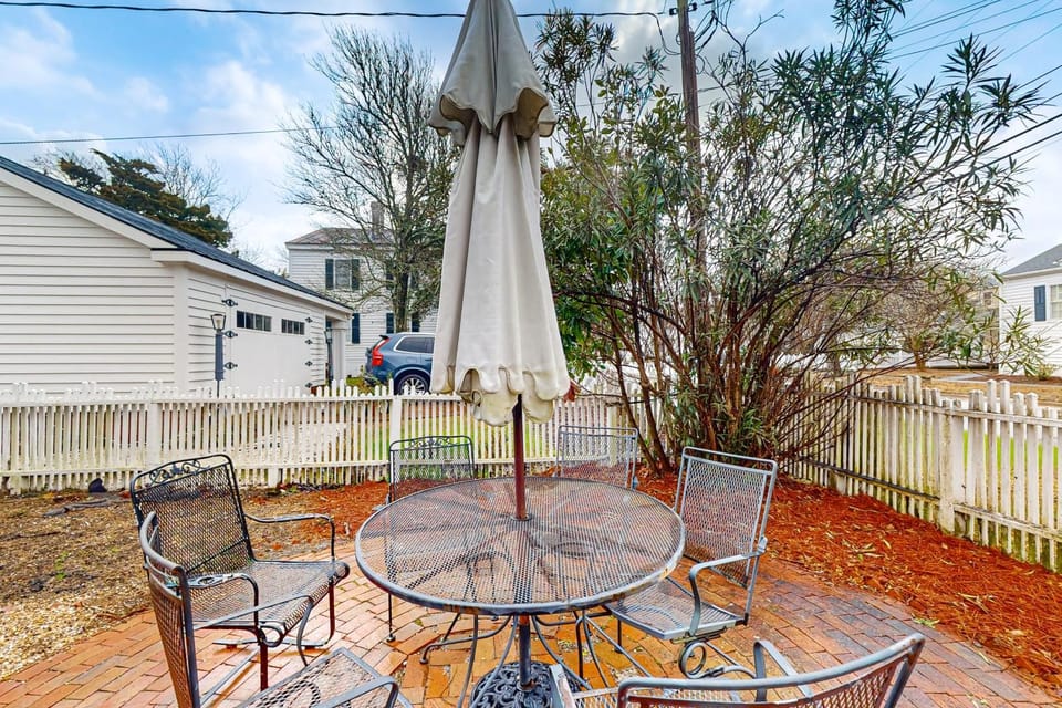 Historic dog-friendly home with Central AC, Gas Grill and Cozy Patio House in Beaufort