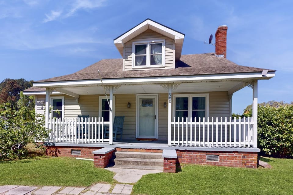 Dog-friendly coastal home with enclosed yard, gas grill and fire-pit House in North Carolina