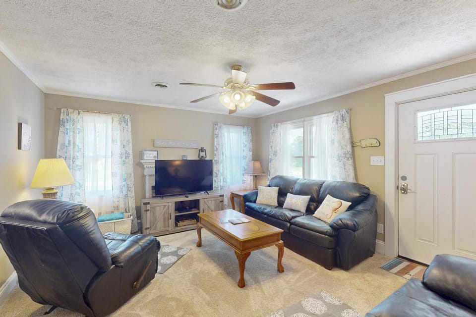 Dog-friendly coastal home with enclosed yard, gas grill and fire-pit House in North Carolina