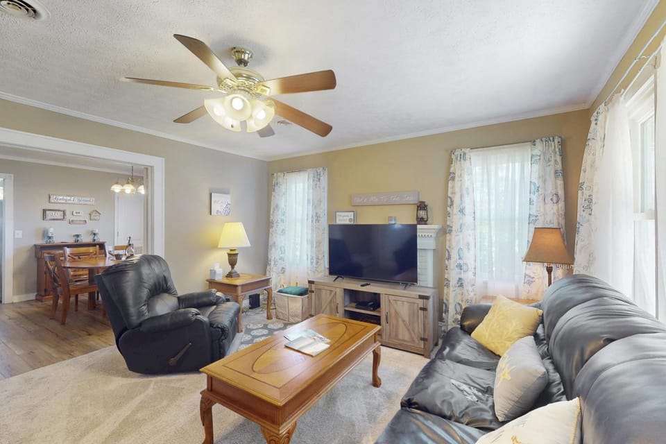 Dog-friendly coastal home with enclosed yard, gas grill and fire-pit House in North Carolina