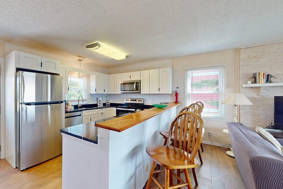 Charming coastal dog friendly apartment near the beach House in Emerald Isle