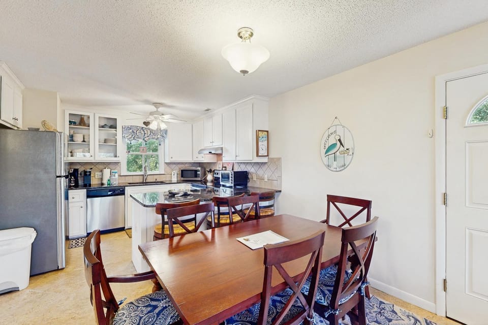 Dog-friendly coastal home close to beach and local attractions House in Emerald Isle