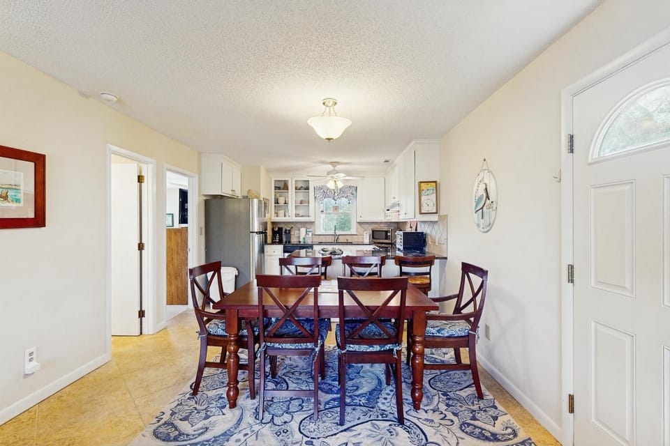 Dog-friendly coastal home close to beach and local attractions House in Emerald Isle