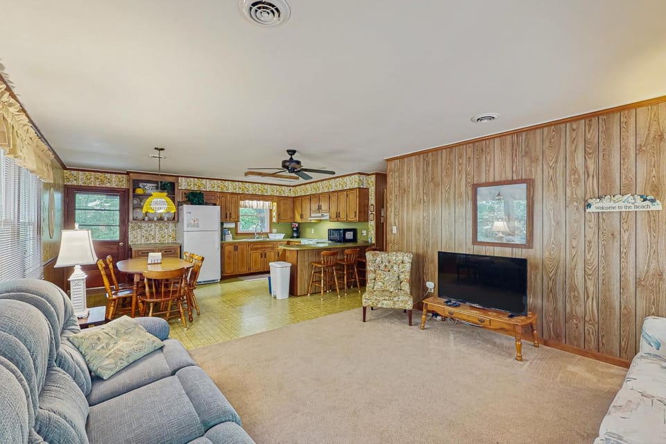 Perfect 3BR Getaway with Central A/C, Full Kitchen and Relaxing Balcony House in Emerald Isle
