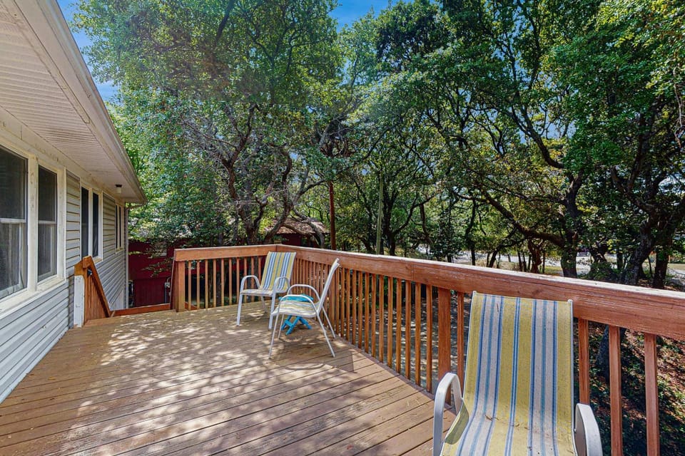 Perfect 3BR Getaway with Central A/C, Full Kitchen and Relaxing Balcony House in Emerald Isle