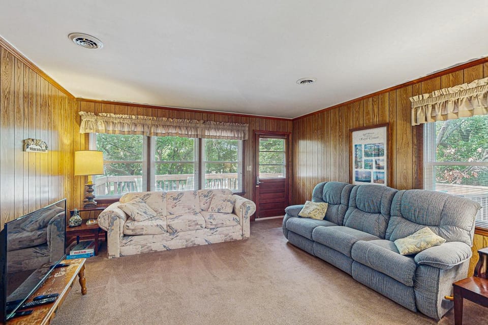 Perfect 3BR Getaway with Central A/C, Full Kitchen and Relaxing Balcony House in Emerald Isle