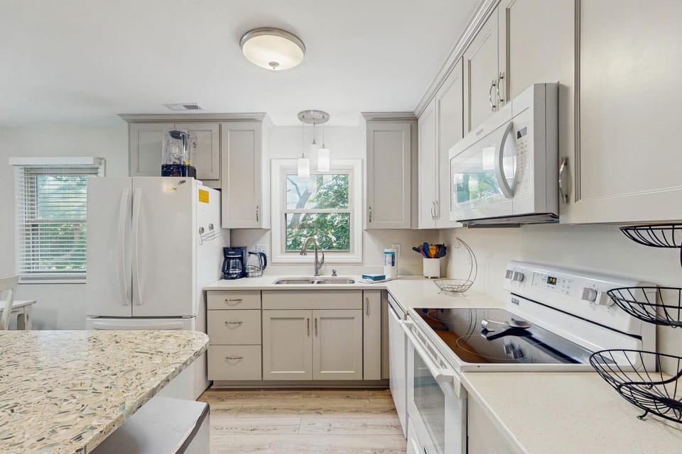 Dog-friendly ocean view home with private patio and close to beach attractions House in Emerald Isle