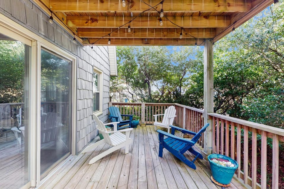 Dog-friendly ocean view home with private patio and close to beach attractions House in Emerald Isle