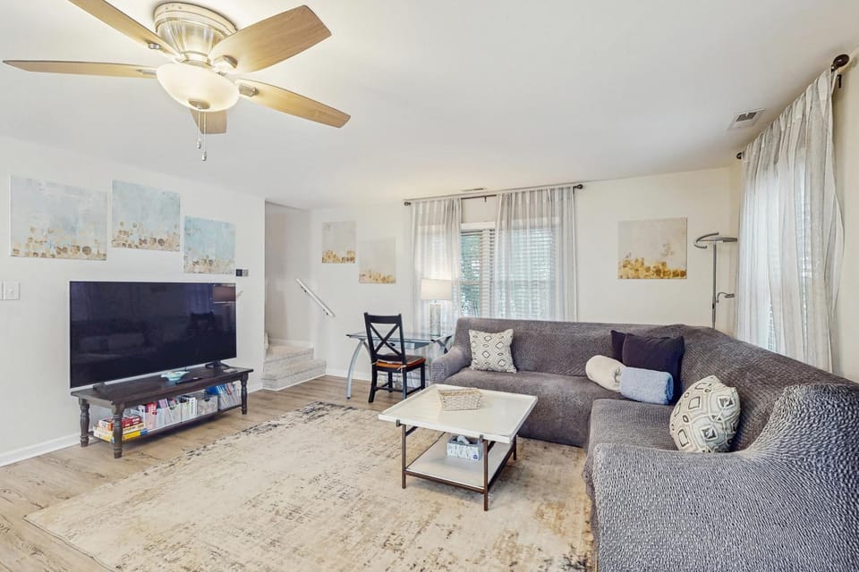 Dog-friendly ocean view home with private patio and close to beach attractions House in Emerald Isle