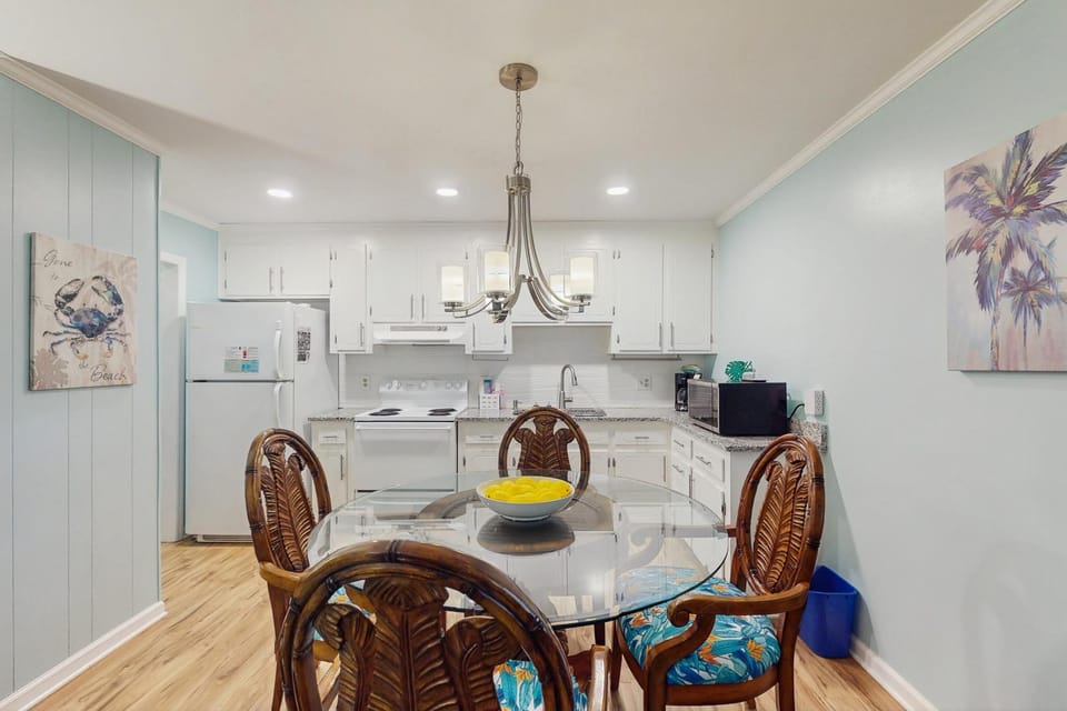 Perfect 2BR Getaway with partial A/C, Full Kitchen and Relaxing Patio House in Emerald Isle