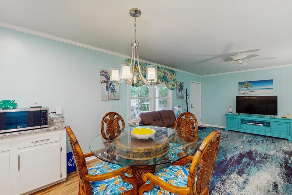 Perfect 2BR Getaway with partial A/C, Full Kitchen and Relaxing Patio House in Emerald Isle