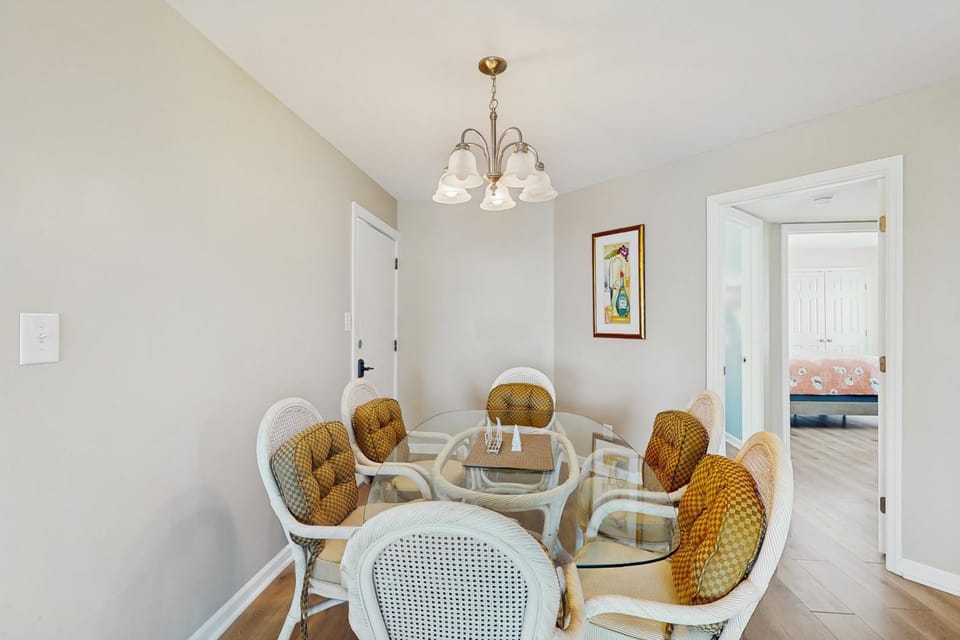 Perfect Beach Getaway With Ocean Views, Balcony, and community amenities House in Emerald Isle