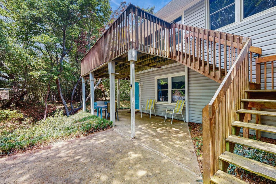 Perfect 5BR Getaway with Central A/C, Full Kitchen and Relaxing Balcony House in Emerald Isle