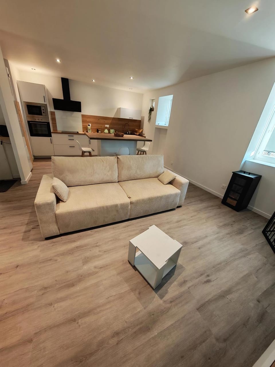 Kitchen or kitchenette, Living room, Seating area, oven, stove