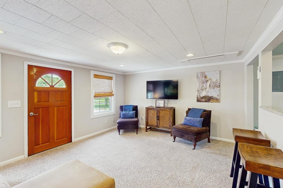 Dog-friendly coastal home with enclosed yard and boat parking available House in Harkers Island