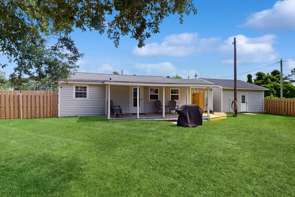Dog-friendly coastal home with enclosed yard and boat parking available House in Harkers Island