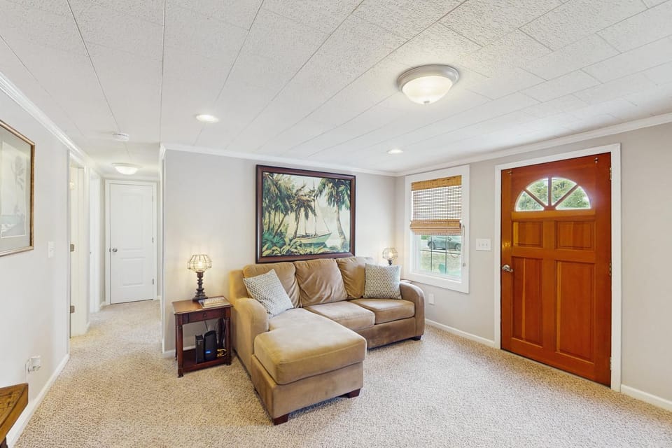 Dog-friendly coastal home with enclosed yard and boat parking available House in Harkers Island