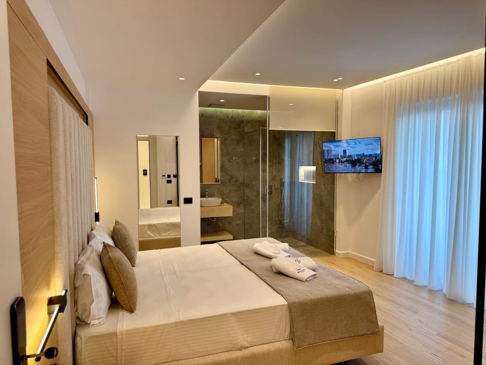 Bed, TV and multimedia, Bedroom