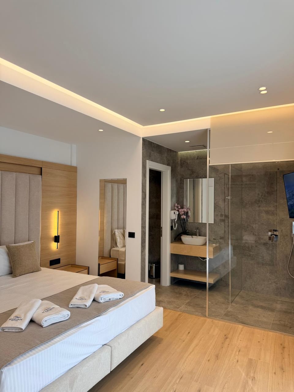 Shower, Bed, Bathroom, Bedroom, towels