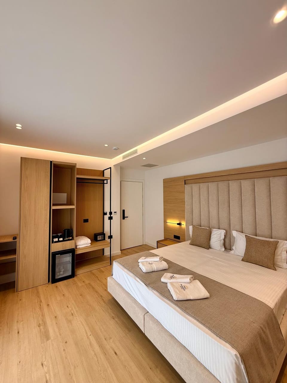 Bed, TV and multimedia, Bedroom, wardrobe