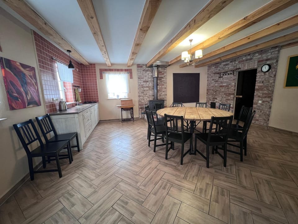 Kitchen or kitchenette, Living room, Seating area, Dining area