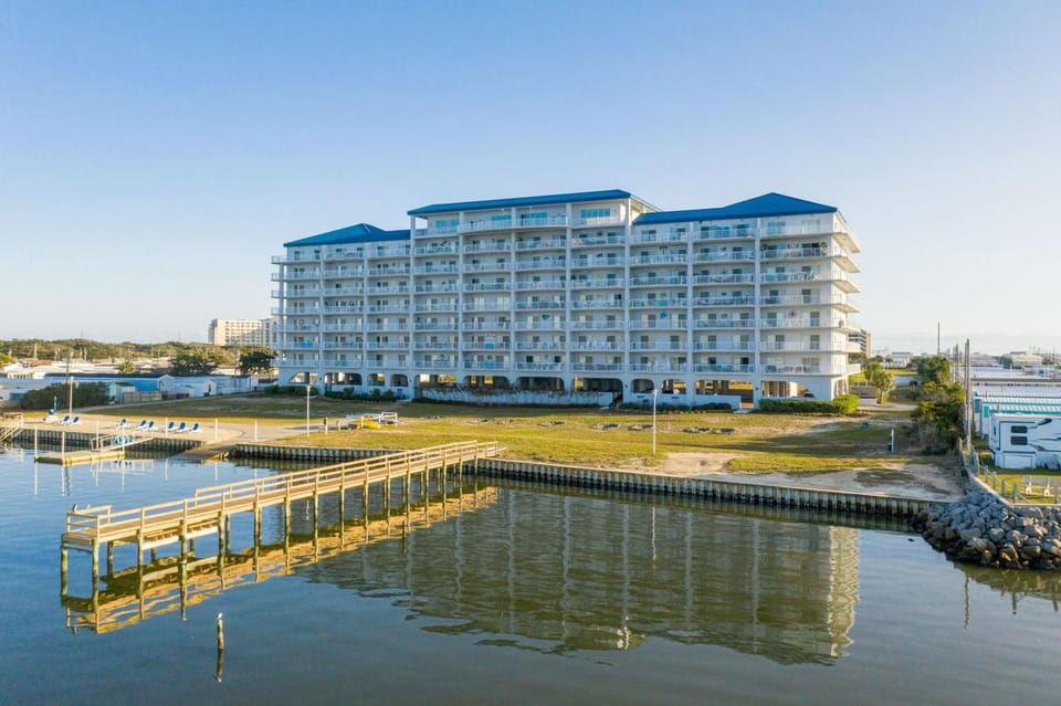 Waterfront condo with shared pool, gym & game room, close to everything House in Indian Beach