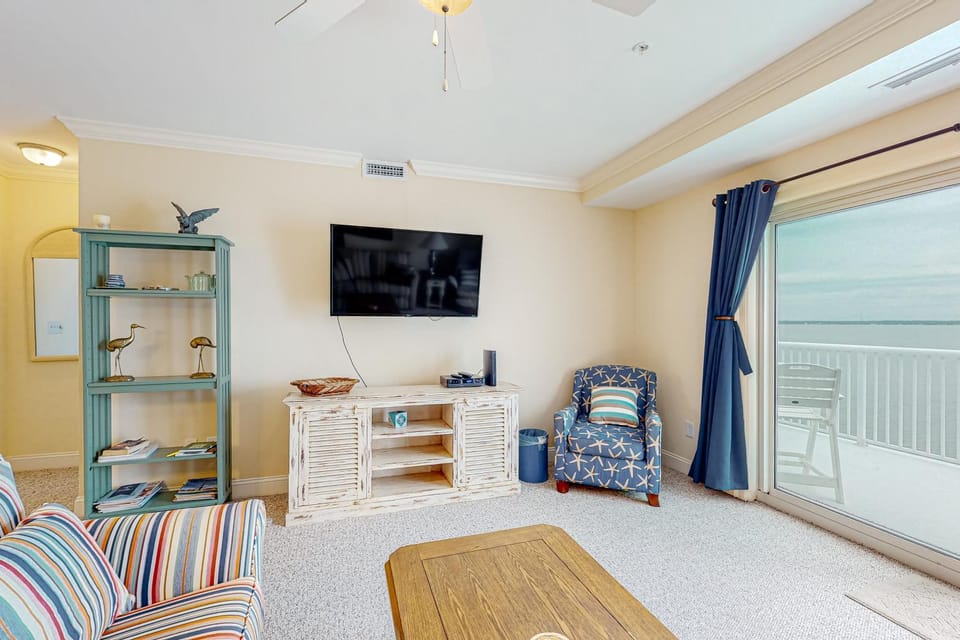 Waterfront condo with shared pool, gym & game room, close to everything House in Indian Beach