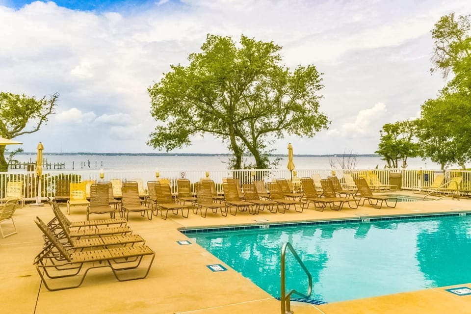 Sound side condo with sunset view balcony - close to pool, hot tub, and pier House in Indian Beach