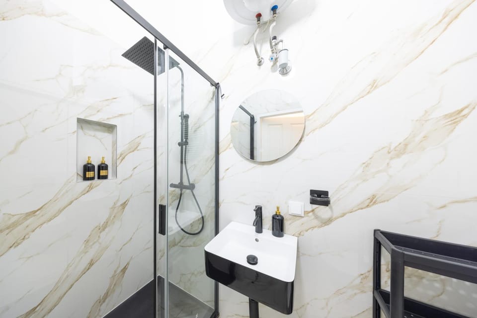 Deluxe City Center Apartment! Free Garage Parking included! Close to Metro U2 & Vienna Congress Center! Apartment in Vienna