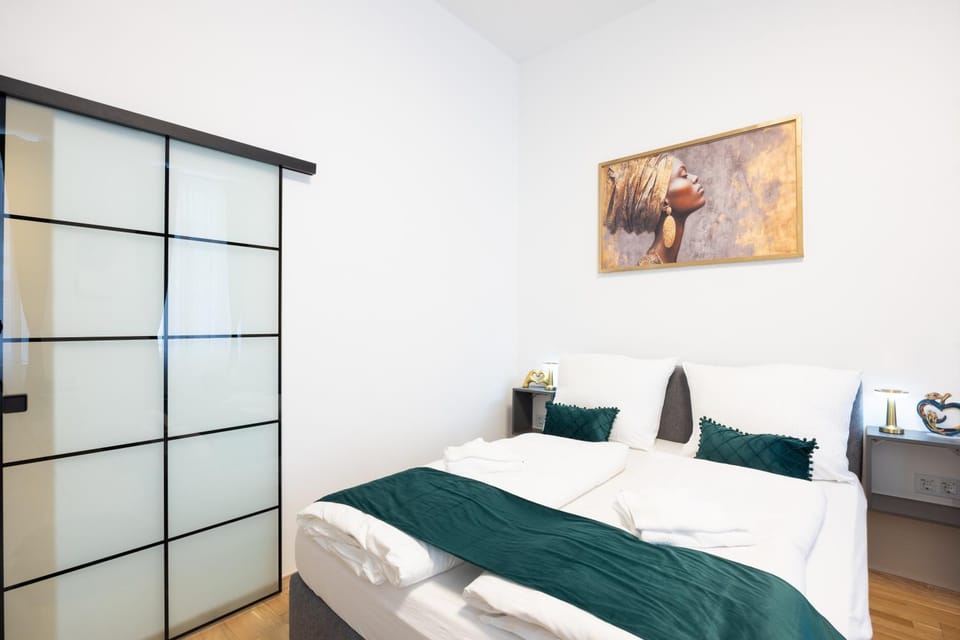 Deluxe City Center Apartment! Free Garage Parking included! Close to Metro U2 & Vienna Congress Center! Apartment in Vienna