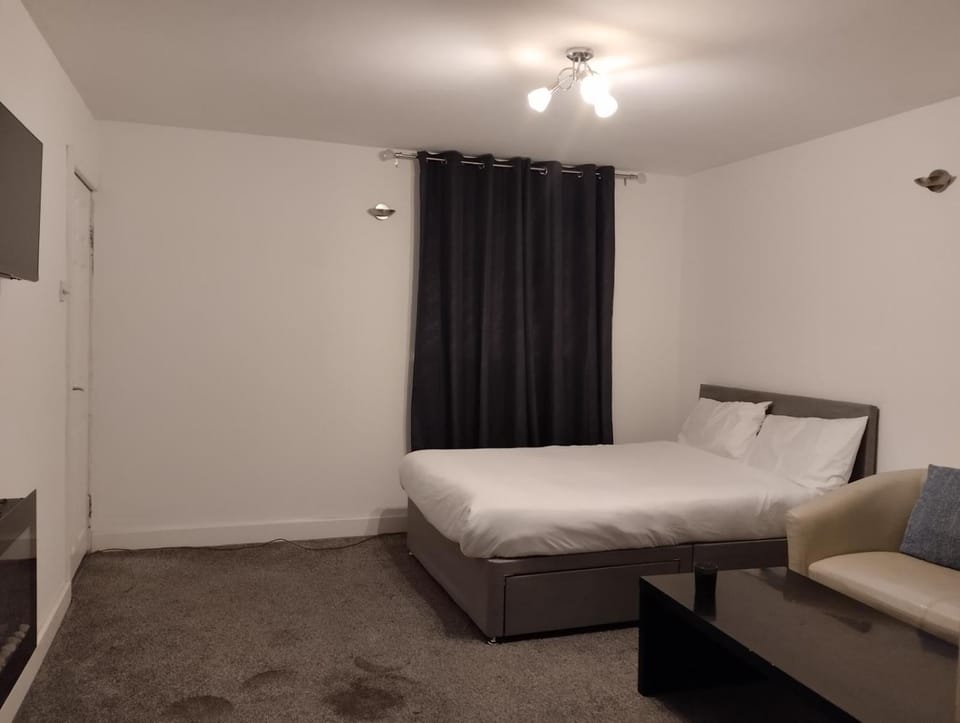 Bed, TV and multimedia, Bedroom