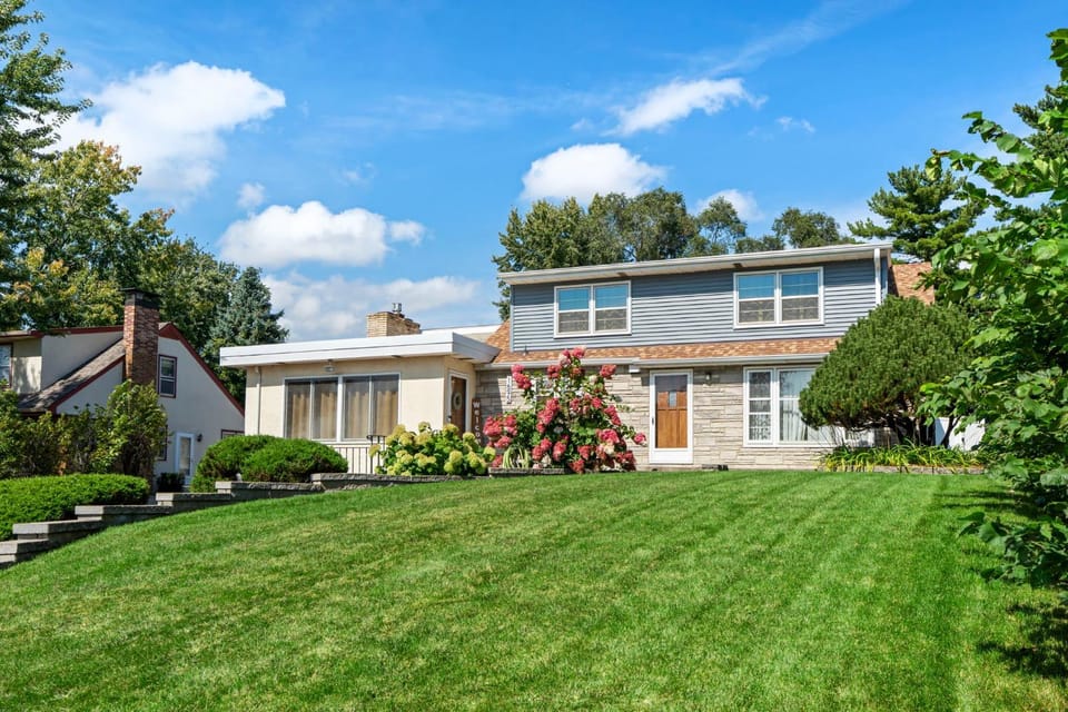 Property building, Day, Neighbourhood, Natural landscape, Summer, Garden