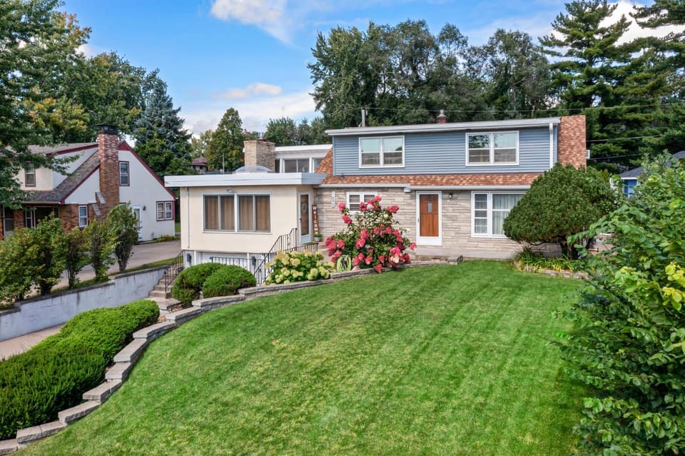 Property building, Day, Neighbourhood, Natural landscape, Garden