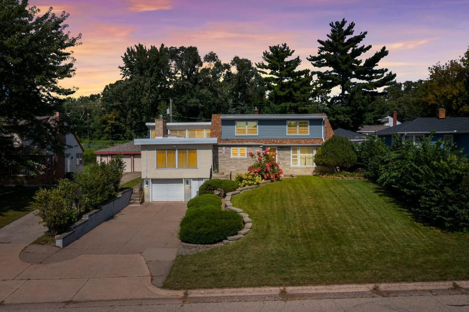 Property building, Neighbourhood, Natural landscape, Garden, Sunset, Parking