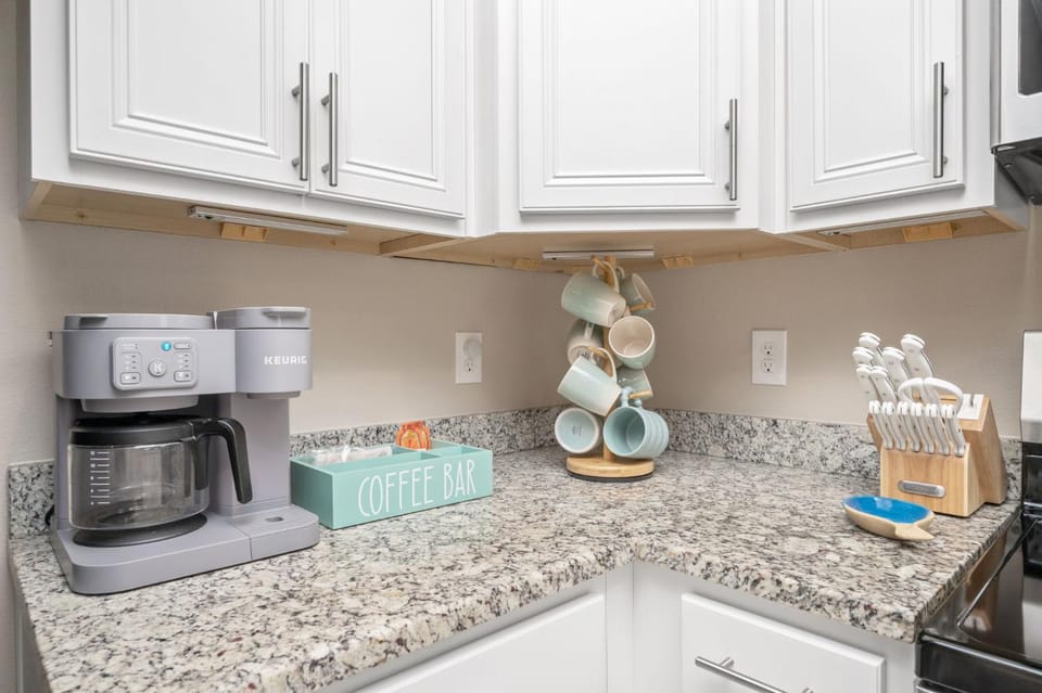Coffee/tea facilities, Kitchen or kitchenette, stove