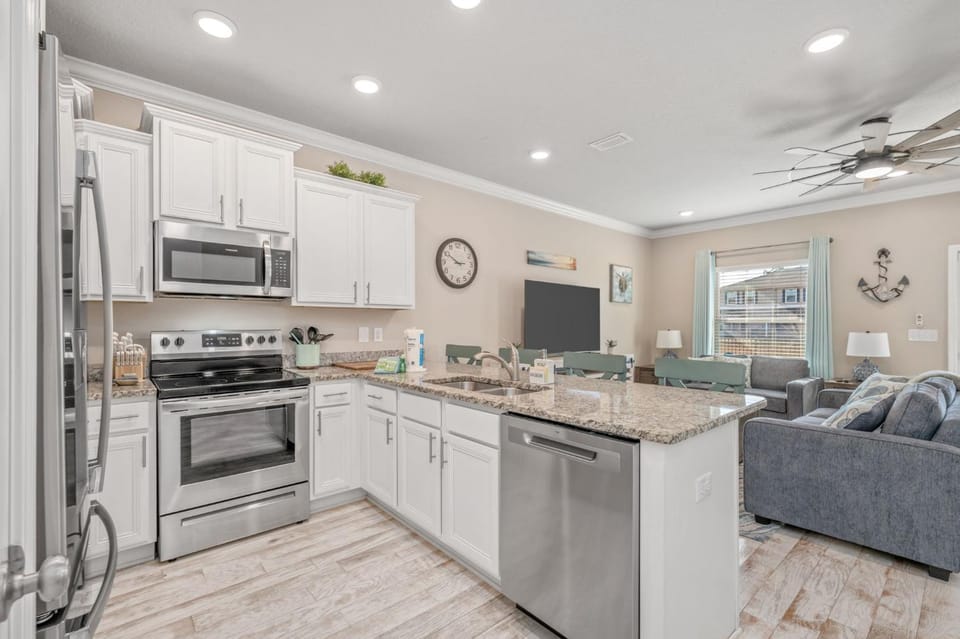 TV and multimedia, Kitchen or kitchenette, Living room, Dining area, dishwasher, stove