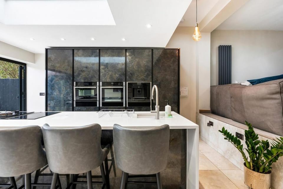 Kitchen or kitchenette, Seating area