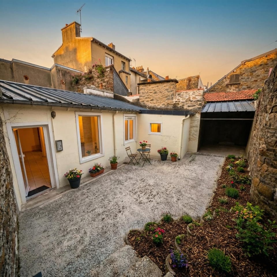 Property building, Balcony/Terrace, Inner courtyard view