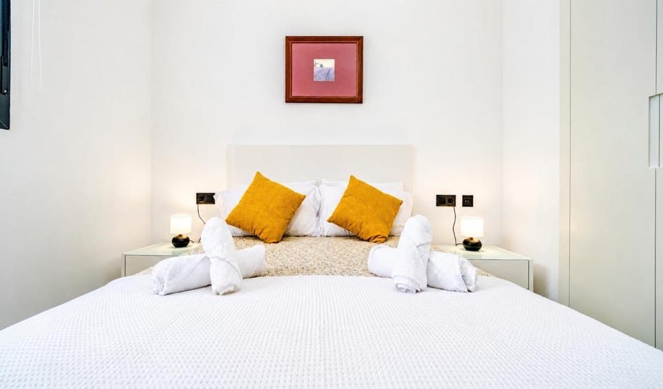 Bed, Photo of the whole room, Bedroom, towels