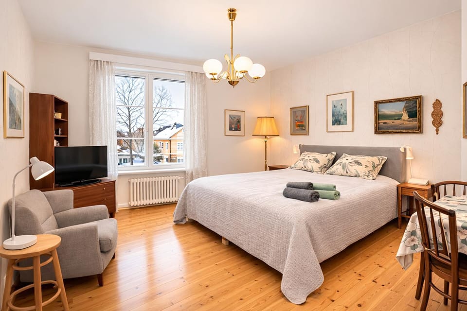 Bed, Day, TV and multimedia, Seating area, Dining area, Bedroom, towels