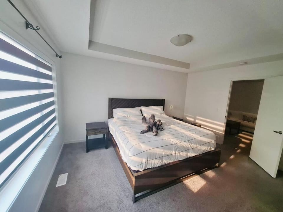 Modern 4BDRM Home-2 King Bed- Full House Apartment in Edmonton