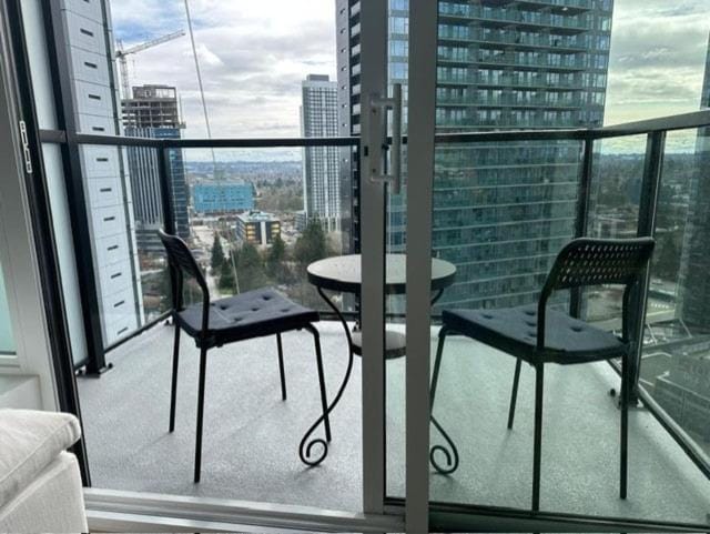 Modern apartment, free parking in King George Hub Apartment in Surrey