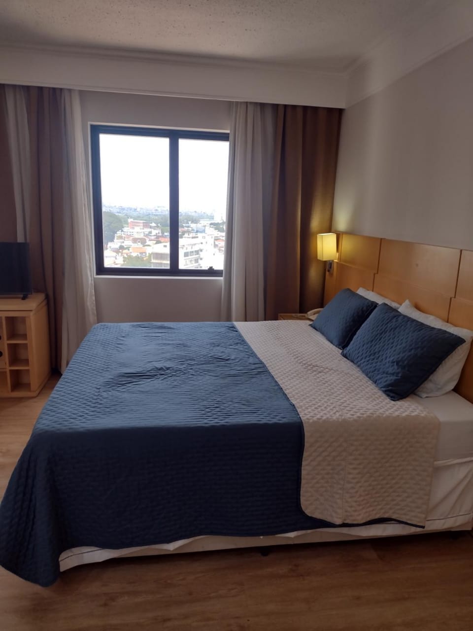 Bed, TV and multimedia, Photo of the whole room